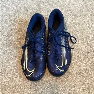 Nike indoor youth soccer cleats size 4.5